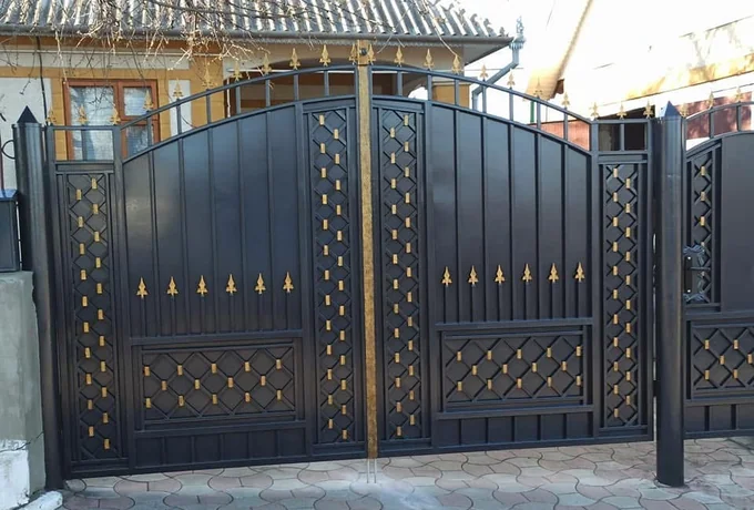 Poartă cu vârfuri aurii și panouri romboidale P-048 — GNV METAL