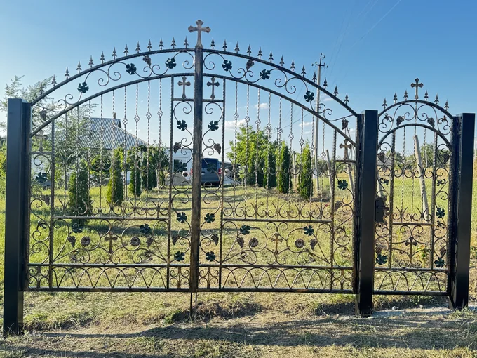 Poartă ajurată cu flori de crin și arc superior P-049 — GNV METAL