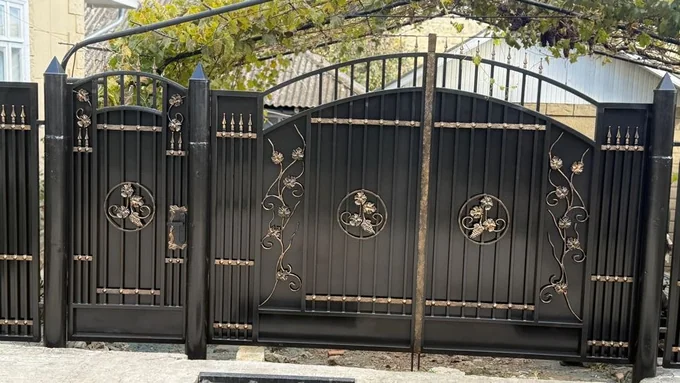 Poartă cu rozete circulare și volute laterale P-053 — GNV METAL