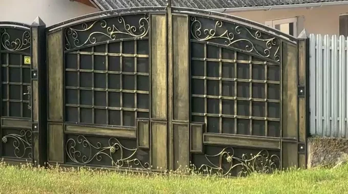 Poartă cu desen pătrat și stâlpi texturați P-054 — GNV METAL