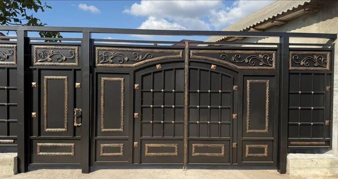 Poartă cu panouri dreptunghiulare și rețea pătrată P-055 — GNV METAL