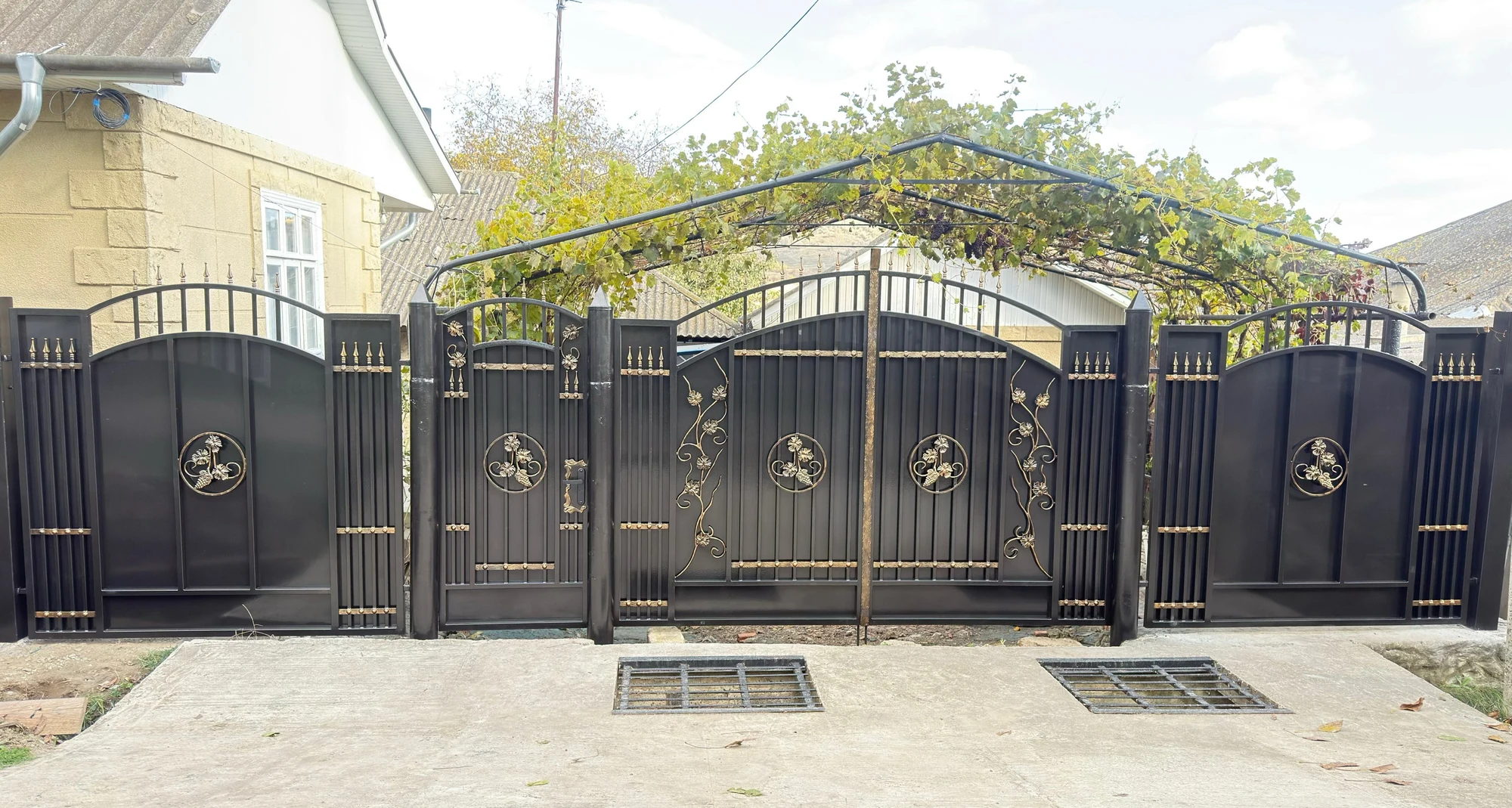 Poartă cu medalioane circulare pe fundal opac P-059 — GNV METAL