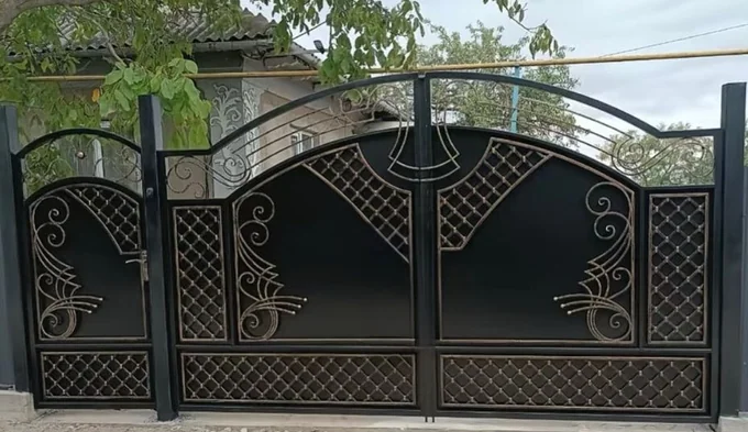 Poartă cu romburi în colțuri și spirale laterale P-060 — GNV METAL