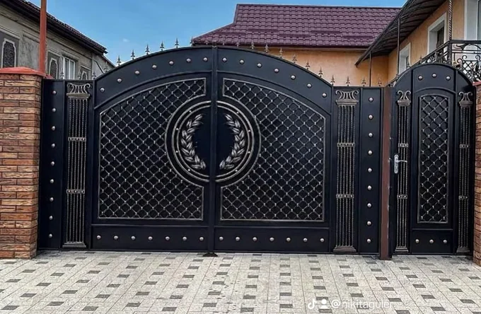 Poartă arcuită cu rețea romboidală și cerc vegetal P-062 — GNV METAL
