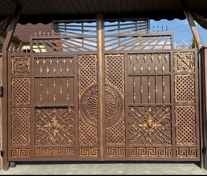 Poartă cu medalion oval și panouri ornamentale P-064 — GNV METAL