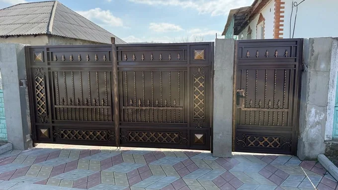 Poartă dreptunghiulară cu verticale decorative P-065 — GNV METAL