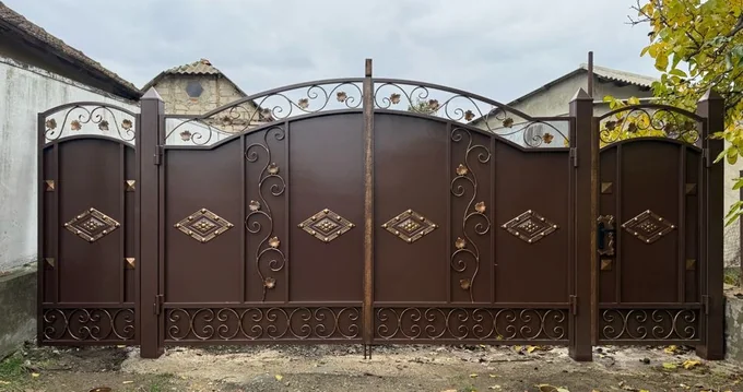 Poartă maro cu romburi centrale P-066 — GNV METAL
