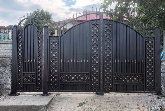 Poartă înaltă cu vârfuri și coloane romboidale înguste P-067 — GNV METAL