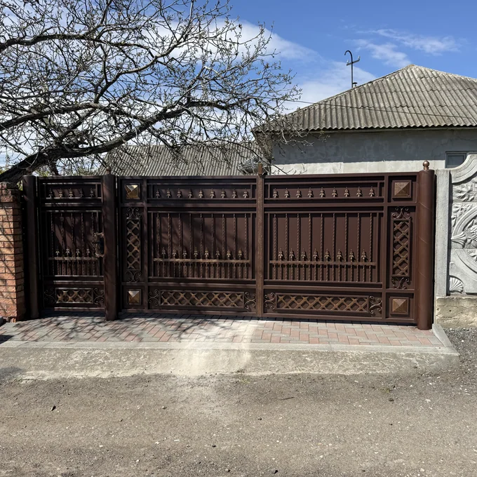 Poartă maro cu partea superioară dreaptă și romburi jos P-068 — GNV METAL