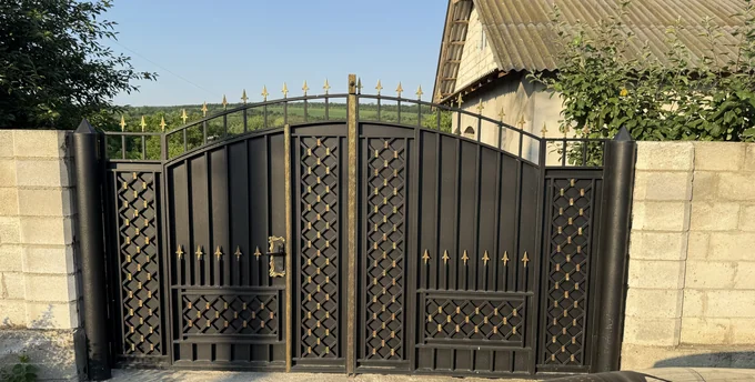 Poartă cu vârfuri aurii și grilaj romboidal lateral P-070 — GNV METAL