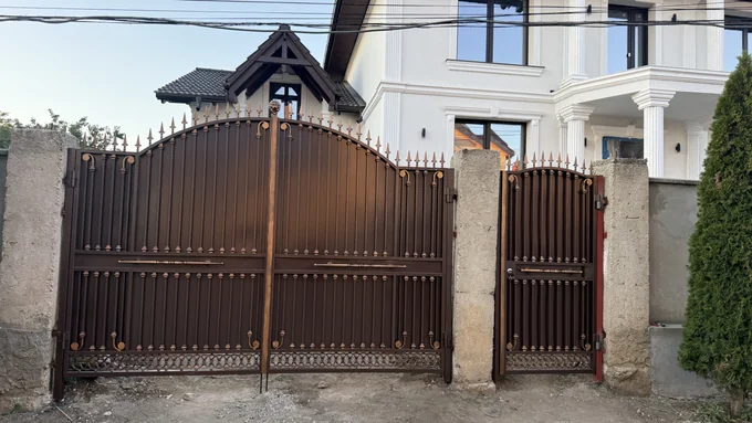 Poartă maro arcuită cu două niveluri verticale P-072 — GNV METAL