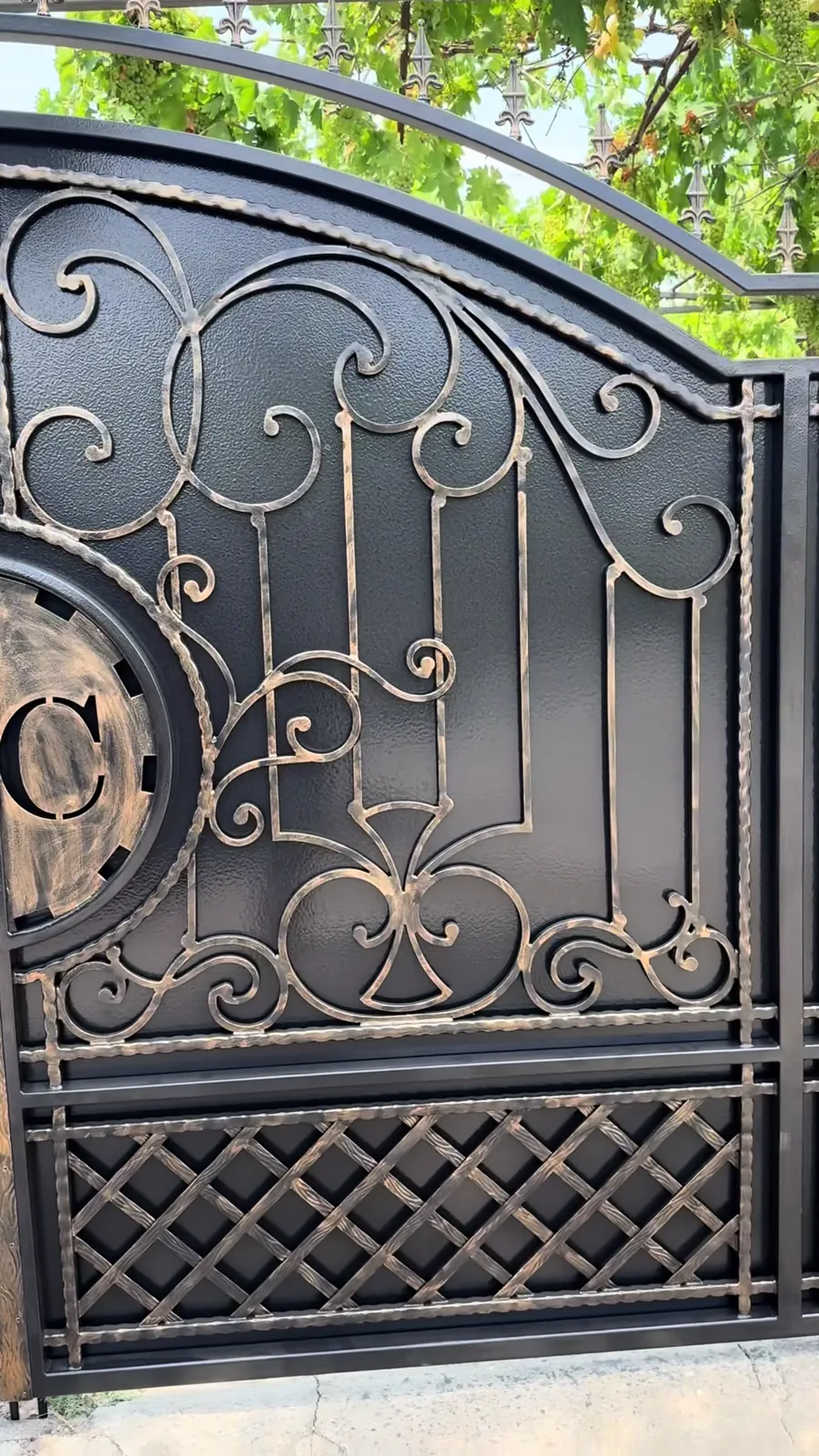 Detaliu de poartă forjată cu volute